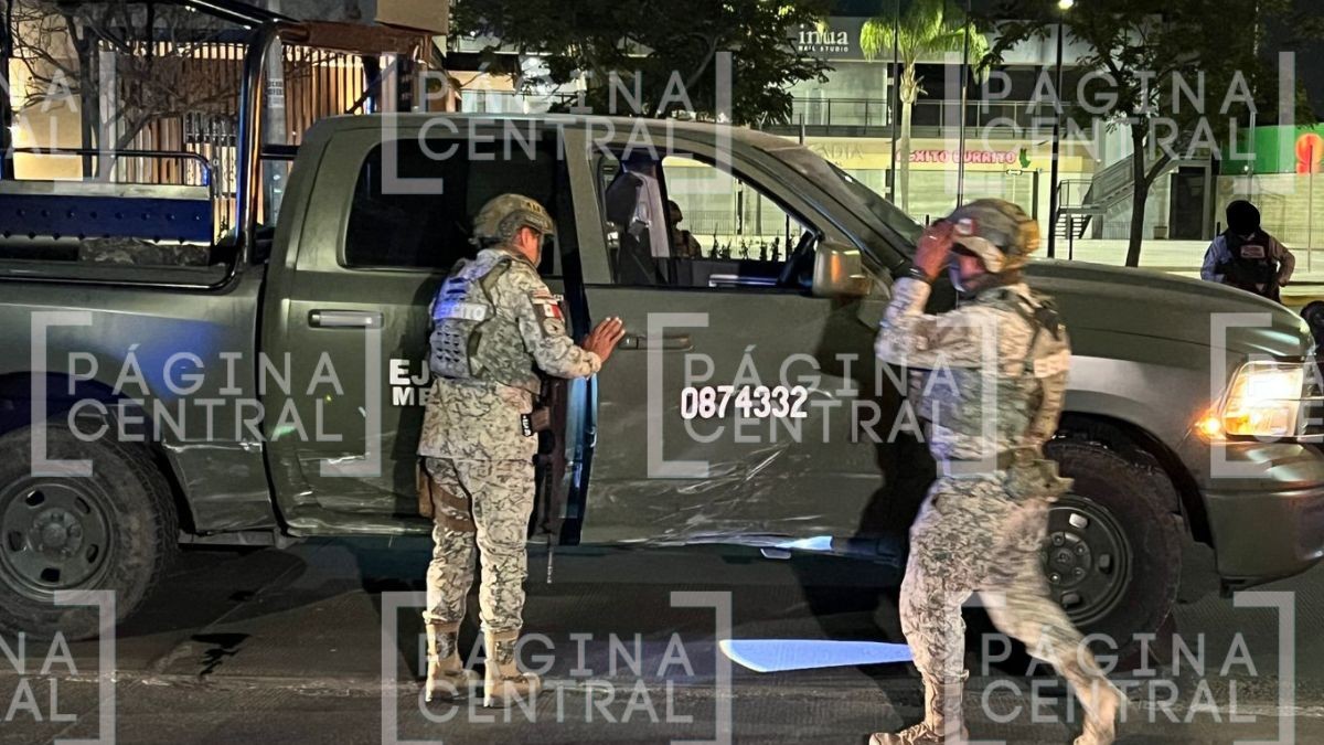 No respetó luz roja: Camioneta de la SEDENA choca contra vehículo particular