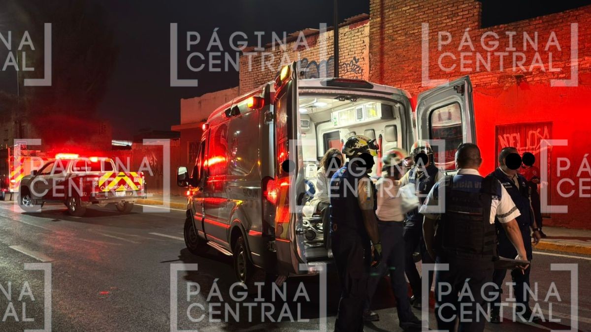 Perdió el control del auto: Conductora vuelca tras chocar contra un muro 