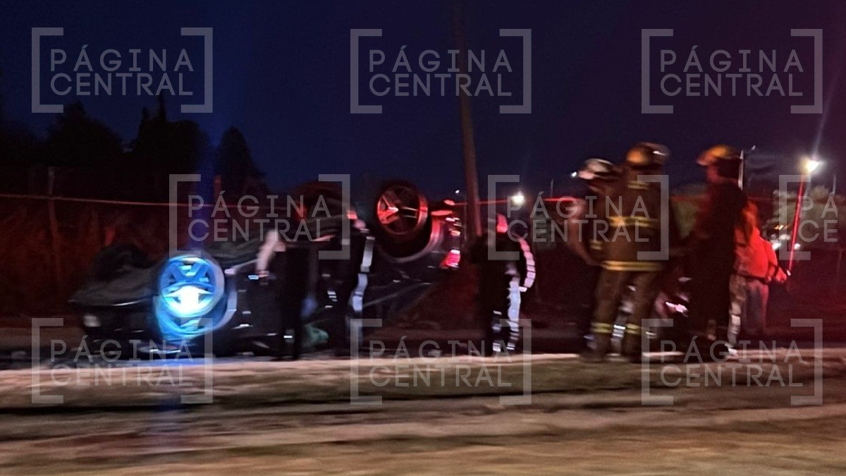 ¡Mujer sale ilesa! Camioneta termina con toldo al piso tras volcadura en fraccionamiento