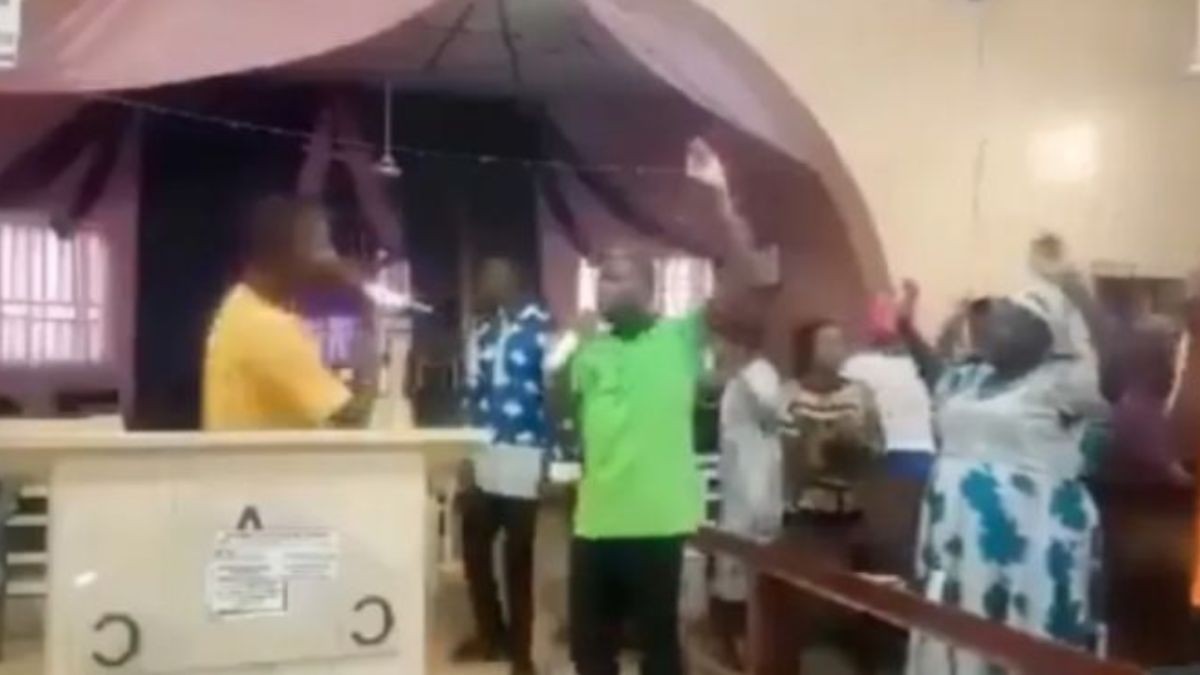 VIDEO Terror en iglesia: Hombres matan a 3 y secuestran a varias personas en plena misa