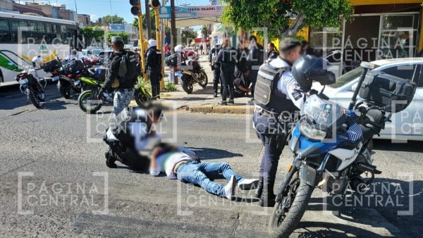 Motociclista huye de la policía y provoca aparatoso choque contra otra moto