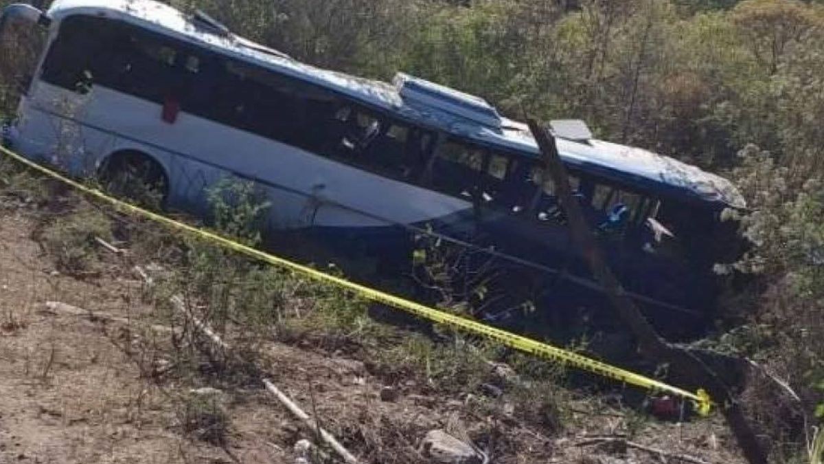 VIDEO Quedaron atrapados entre los fierros: Volcadura de autobús deja al menos 10 muertos