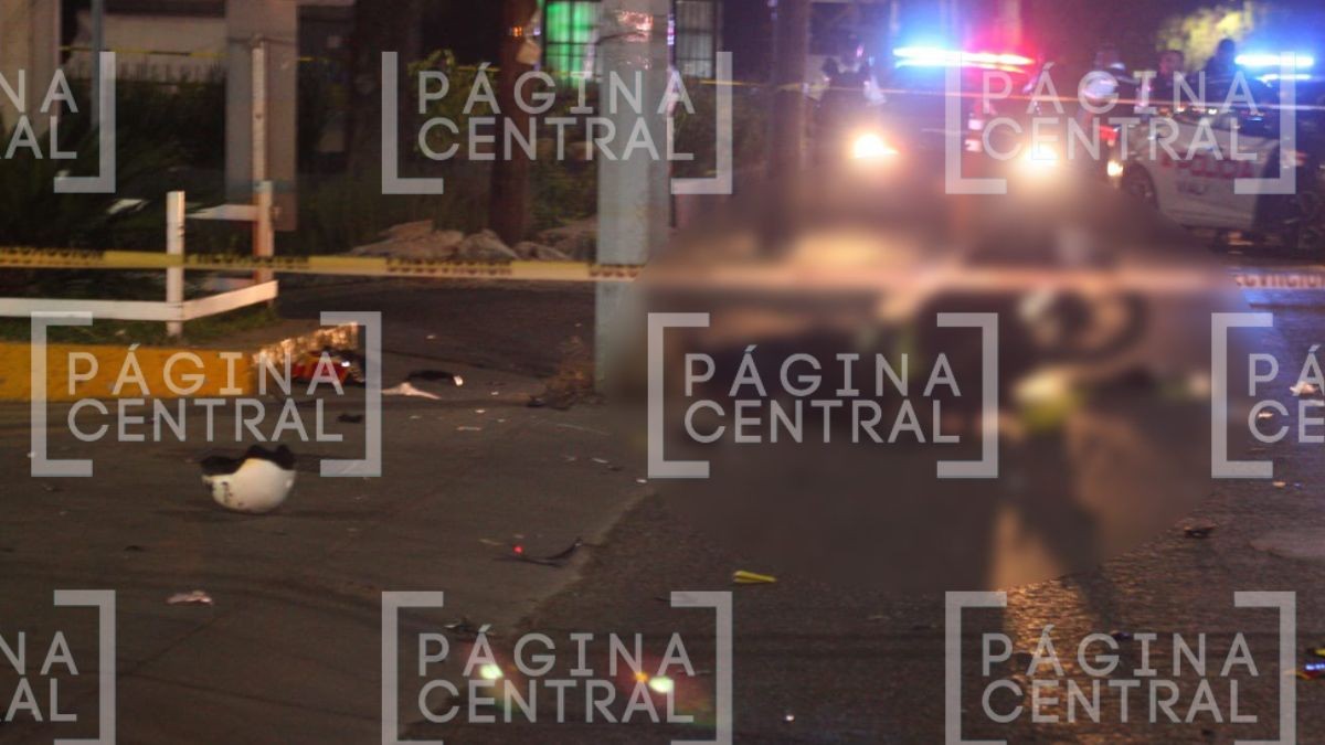 Perdió el control: Muere motociclista tras derrapar y chocar contra un poste