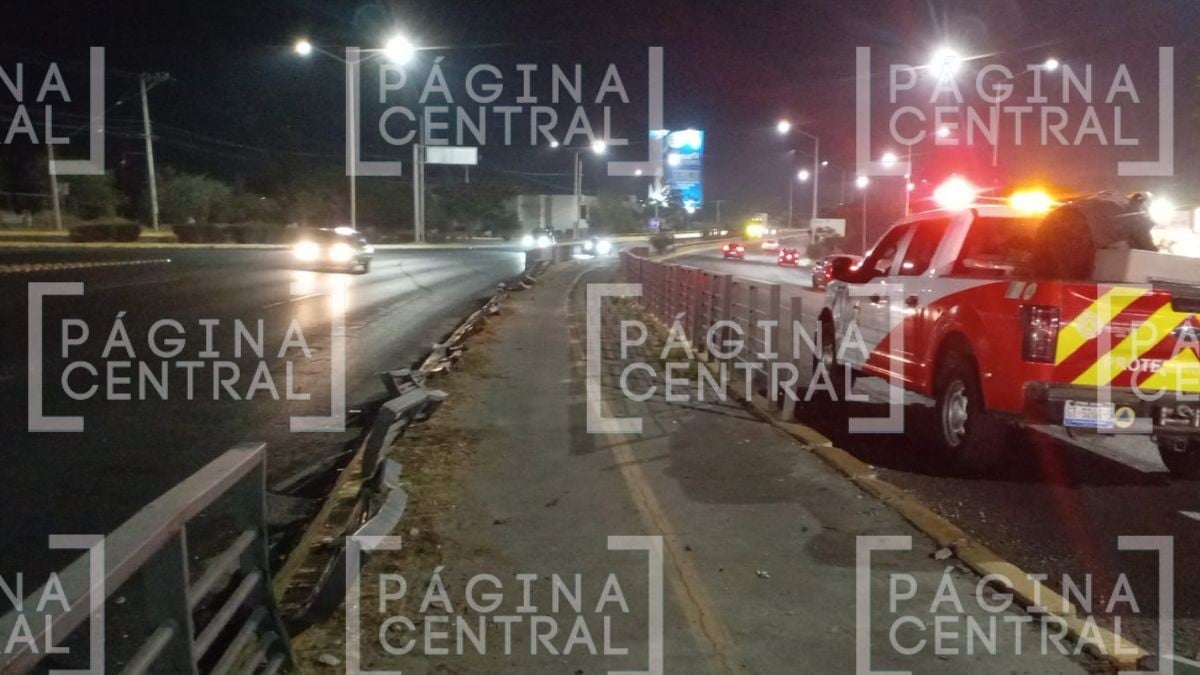 Auto quedó destrozado: Automovilista choca contra muro de contención en León 