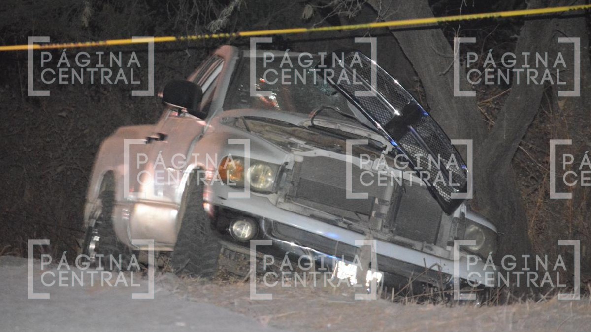 Iba a exceso de velocidad; muere un hombre al chocar su camioneta contra un árbol