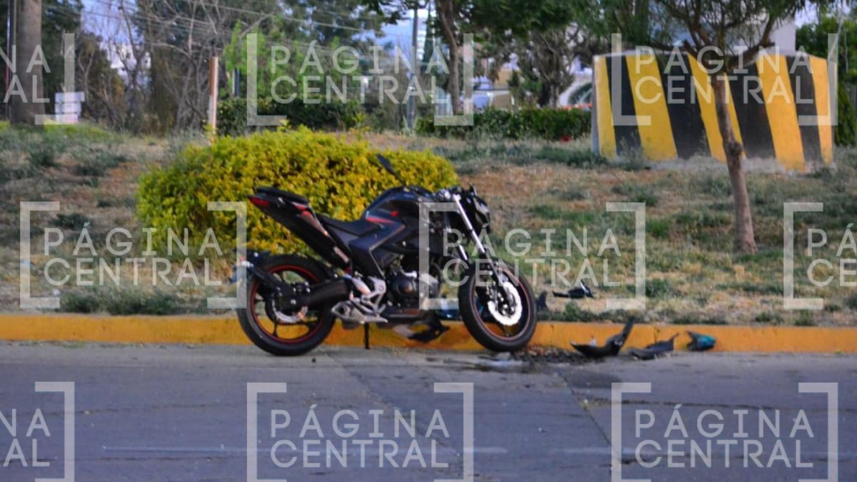 Chocó contra taxi: Motociclista sufre accidente al ser impactado de costado