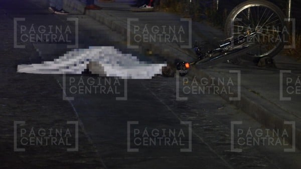 Encuentran a ciclista sin vida en medio de la carretera durante la madrugada