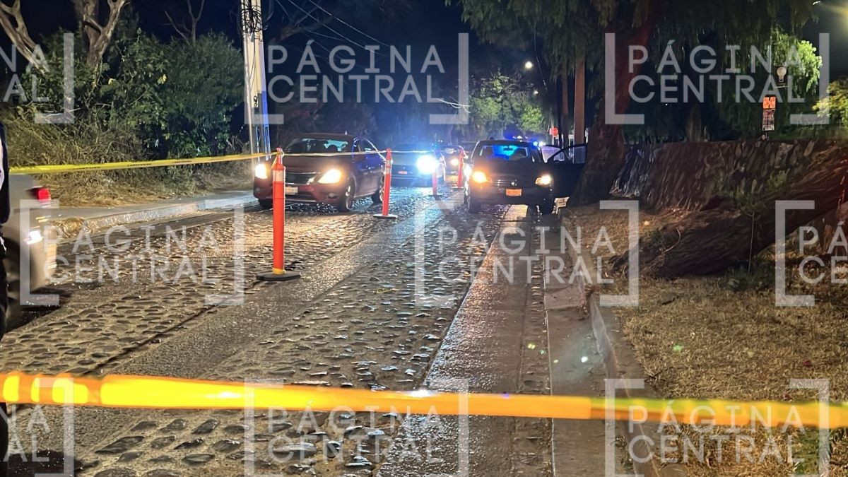 ‘Empezó a salirse de su carril’, hombre se siente mal y muere en su auto