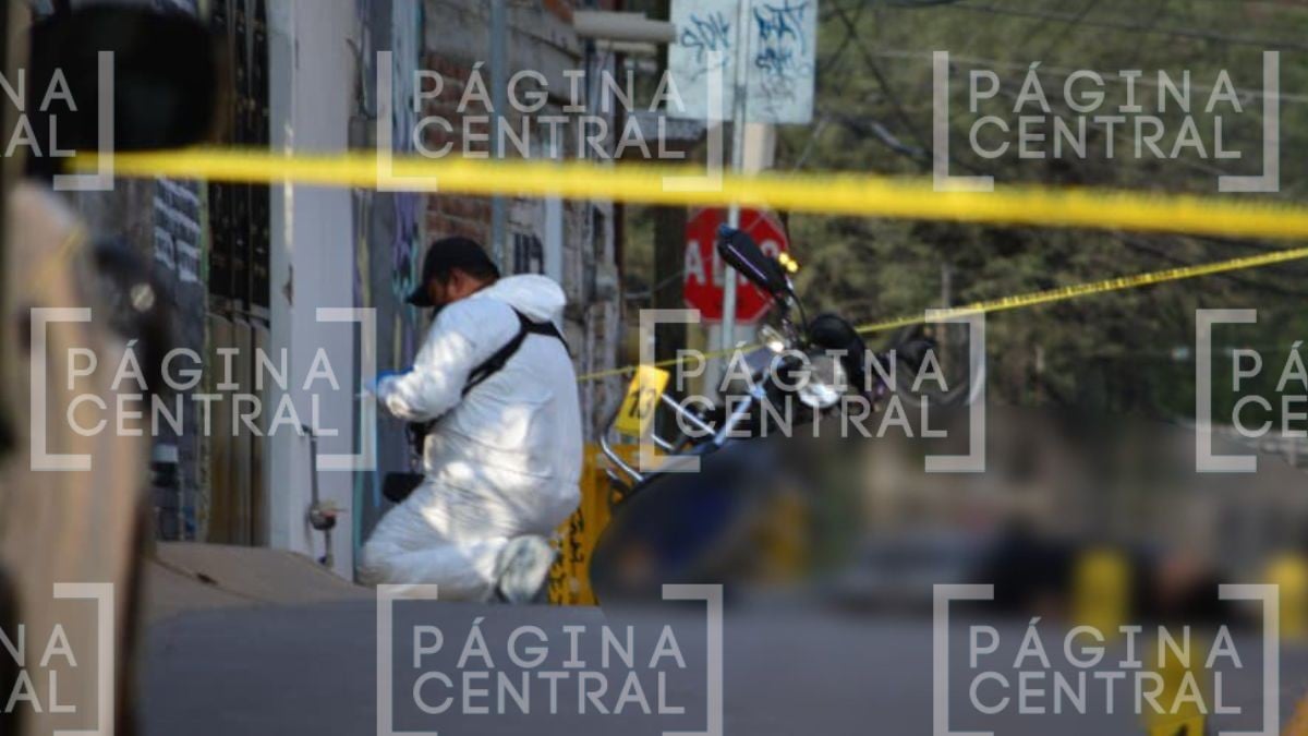 Iban en su moto: Hombres son atacados a balazos; uno muere 