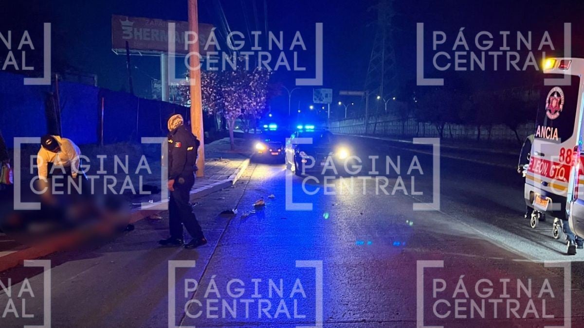 Conductor pierde control: Tres jóvenes iban en moto y terminan chocando contra poste 