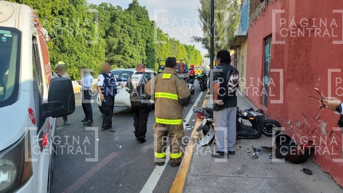 Pierde control del auto, choca contra barra, impacta a una motociclista y vuelca
