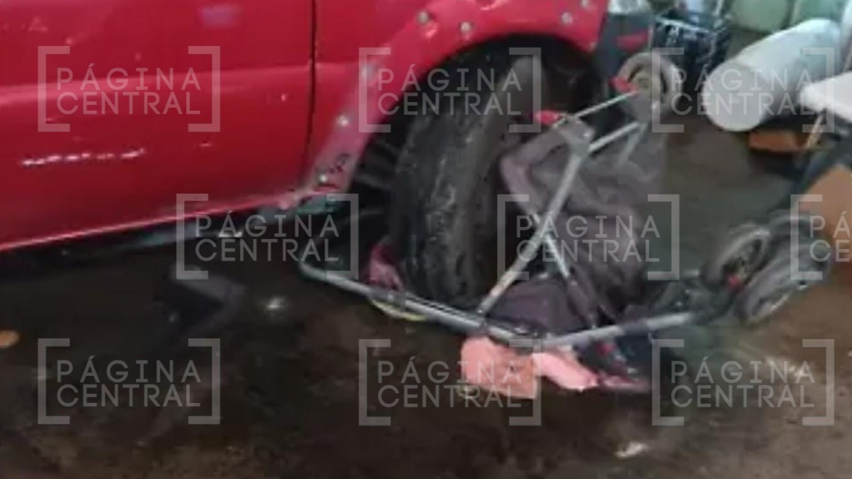 La mamá intentó levantar la camioneta: Rescatan a niña de 2 años tras quedar prensada