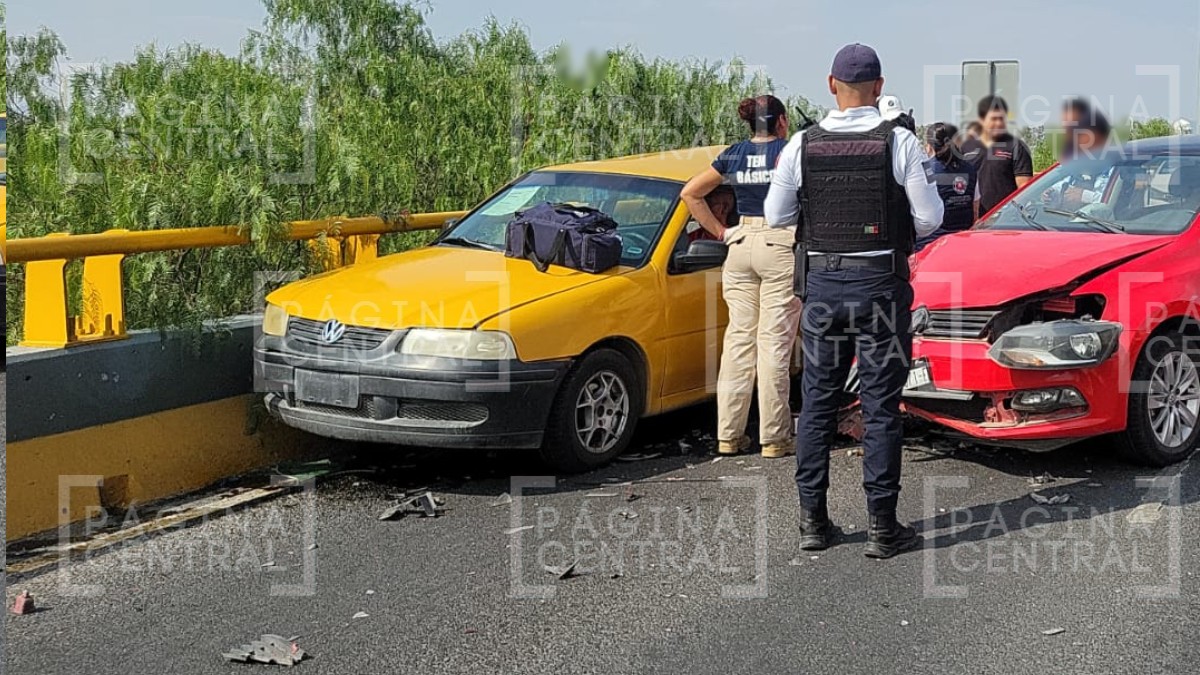 Chocan dos carros; uno de los conductores quedó atrapado tras el impacto
