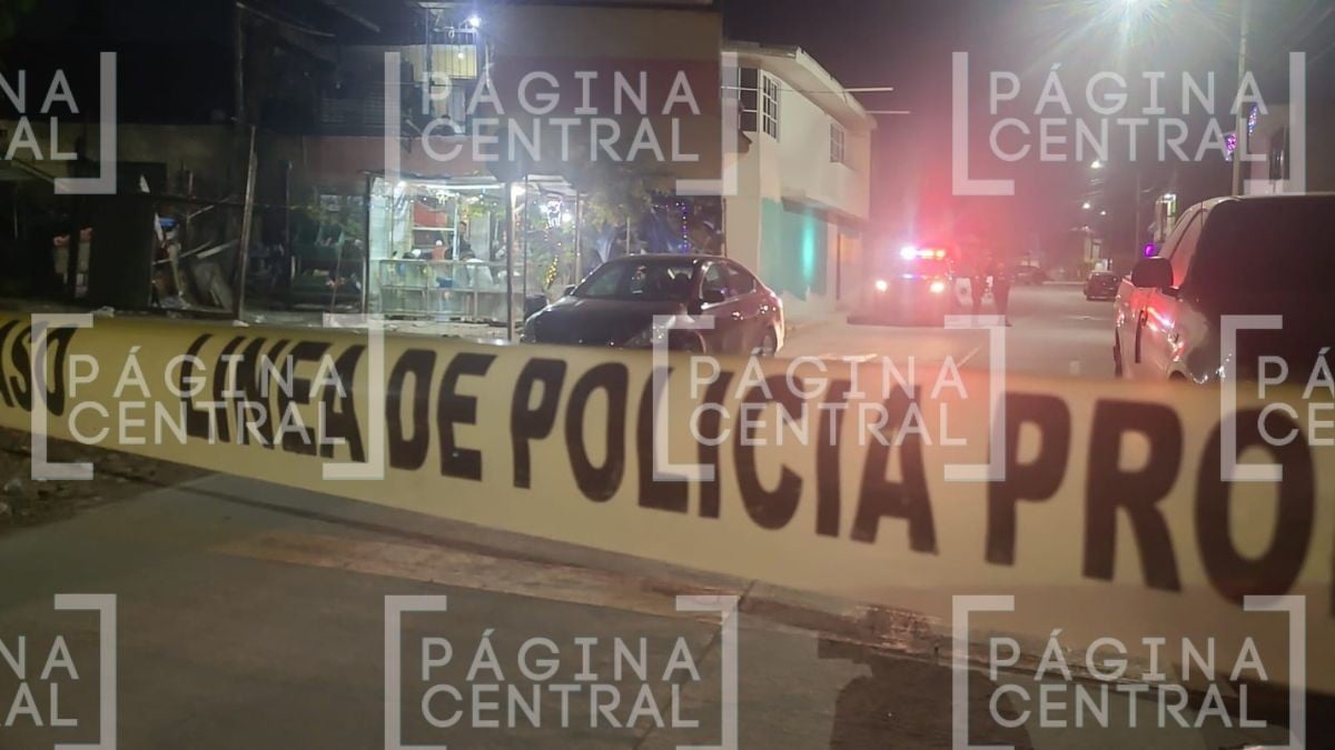 VIDEO Estaba sentado afuera de casa: Menor es atacado a balazos por sicarios en moto