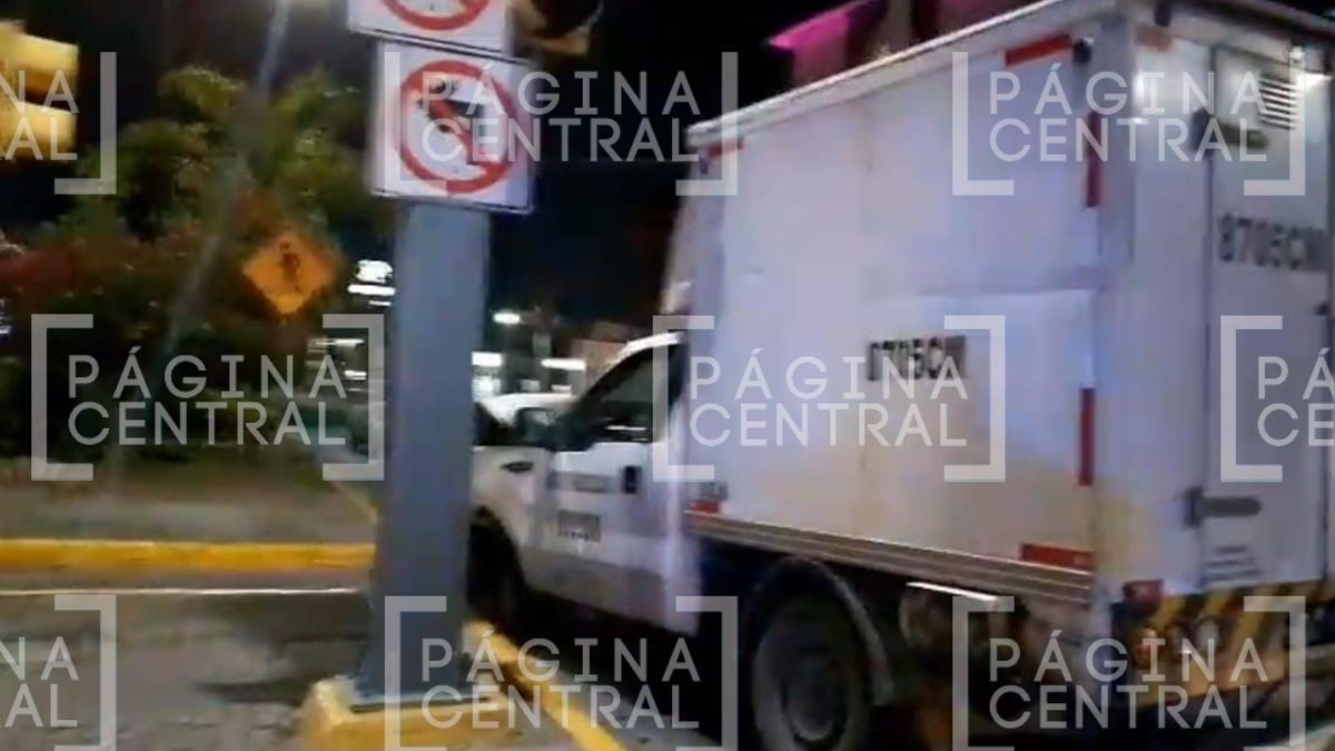 Uno no respetó el alto: Chocan camioneta familiar y de paquetería en bulevar 