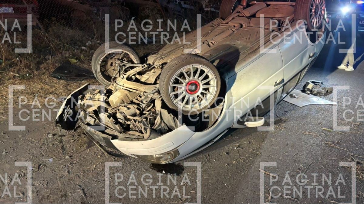 Iba a exceso de velocidad: Conductor pierde el control de auto y vuelca en carretera 