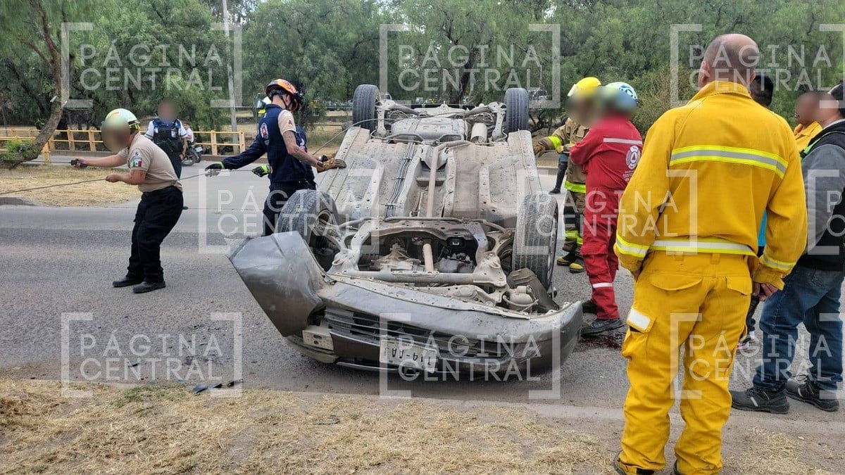 Auto vuelca cerca de Ibarrilla y termina con las llantas hacia arriba