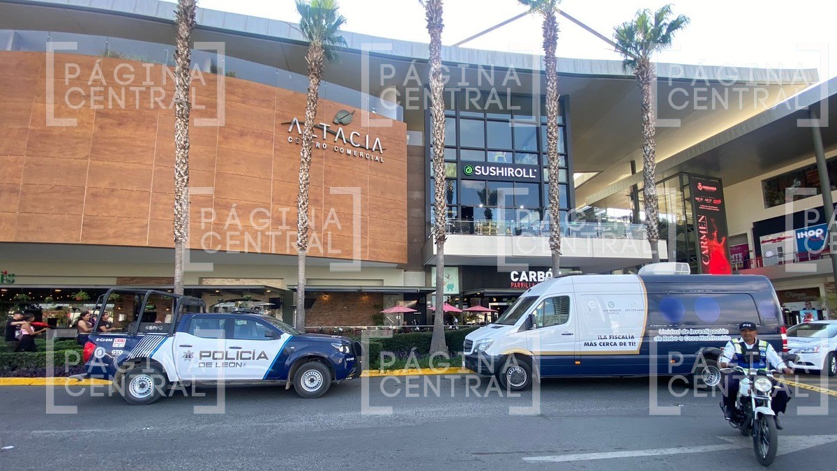 Huyen tras robar joyería en León frente a clientes y amagar a guardias; esto pasó