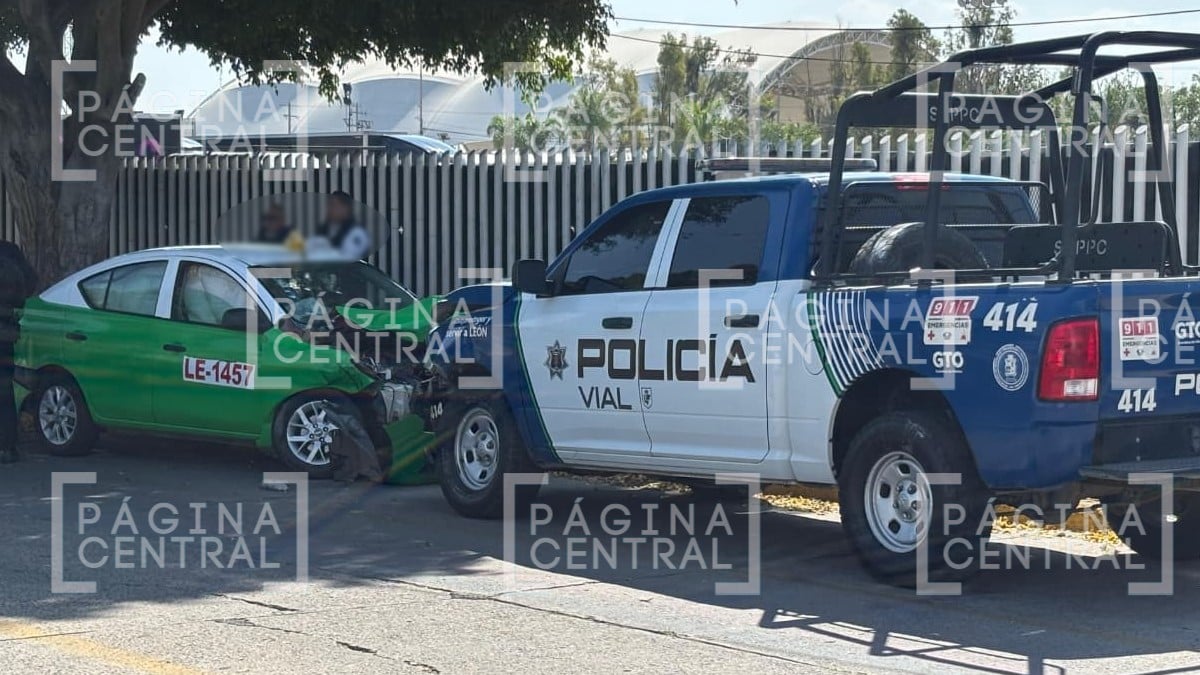 Patrulla perseguía a motociclista y taxi la choca; un policía fue llevado al hospital