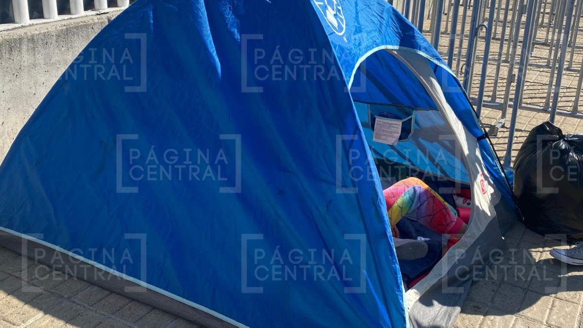 Desde el jueves en la noche, Ana Lía hizo fila acampando para ver a Junior H