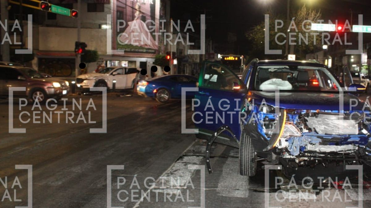 ¡Fuerte accidente! Se pasa semáforo en rojo y choca contra camioneta 