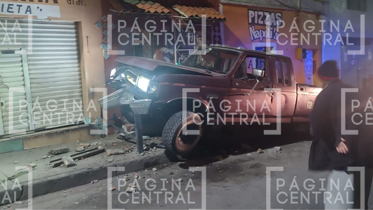 VIDEO Iba a exceso de velocidad: Conductor choca contra postes y daña fachada de vivienda 