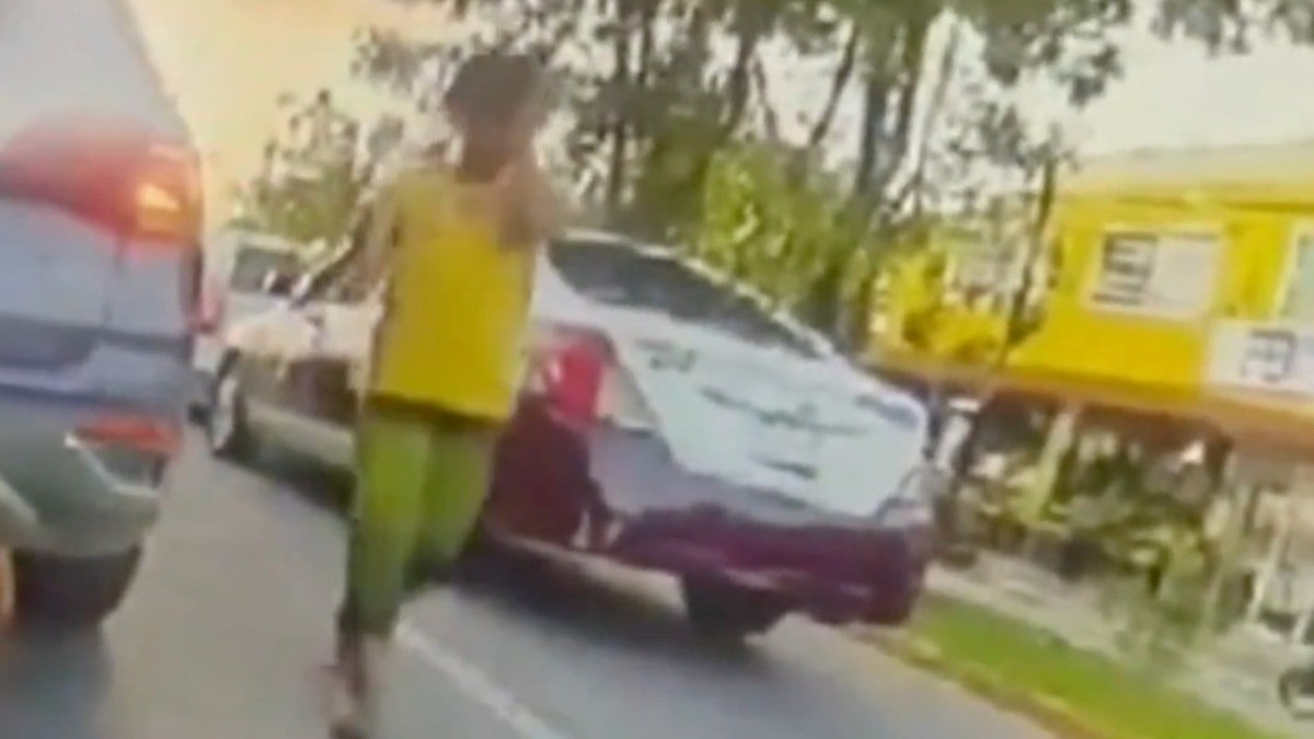 VIDEO ¡Ya lo buscan! Taxista golpea a niña que vendía dulces en un semáforo