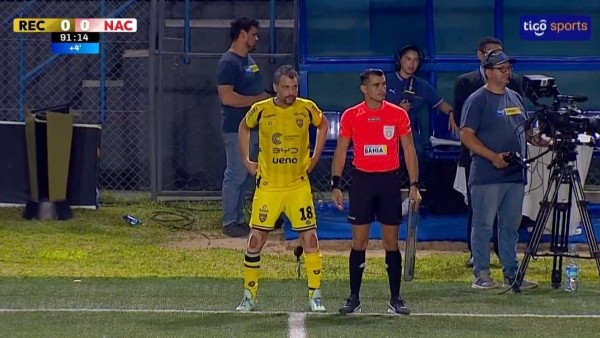 ¡Histórico! Este presidente de equipo de futbol debuta en la cancha a los 51 años