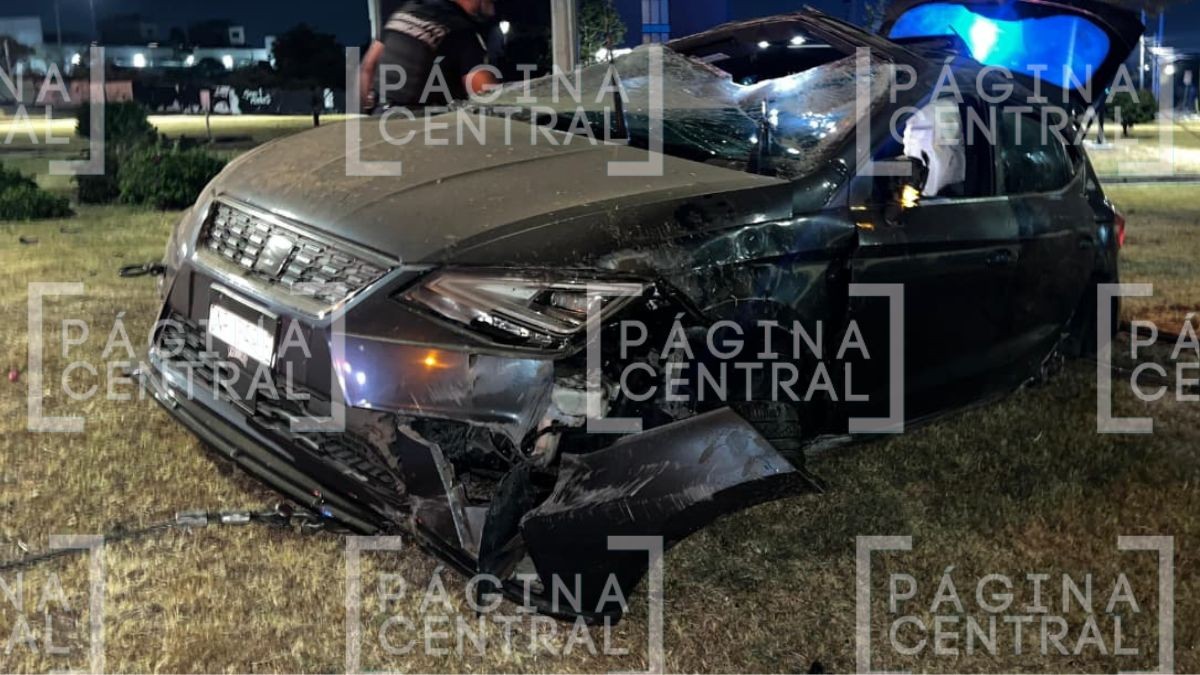 Le dijeron que no manejara: Conductor termina volcado tras ir a fiesta con amigos