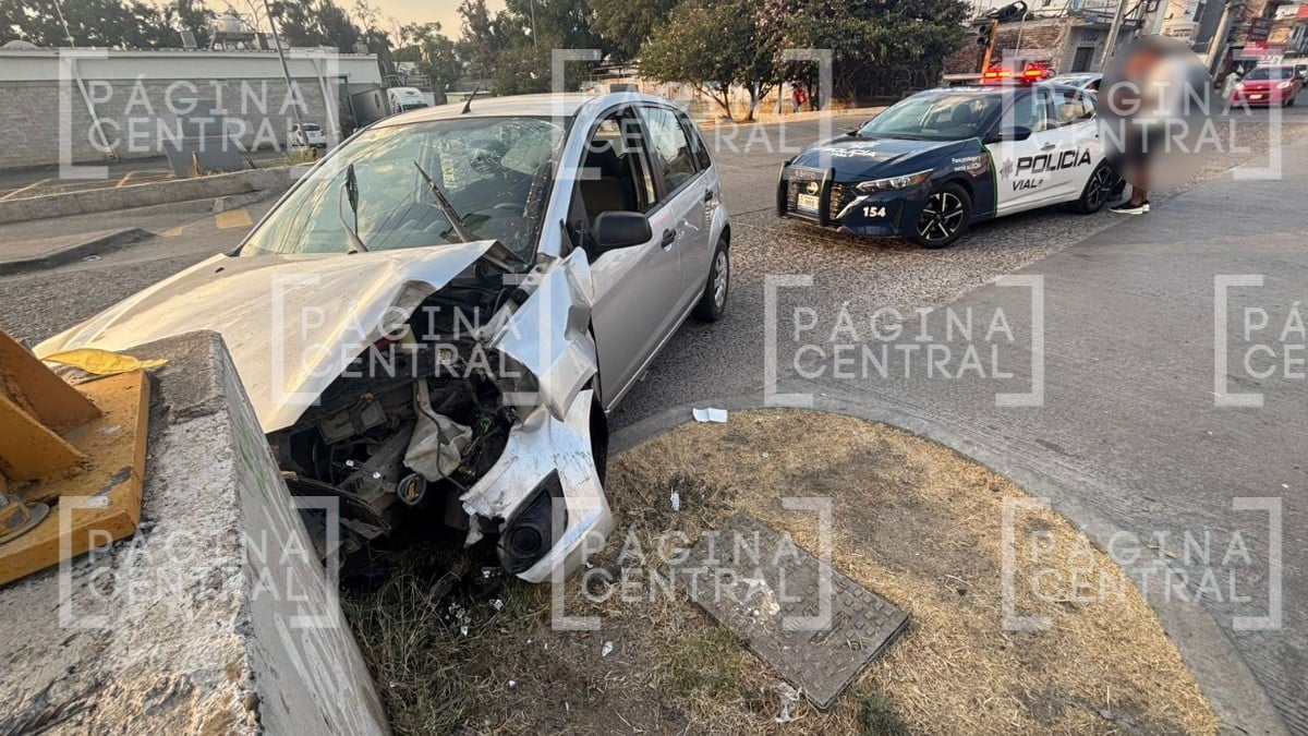 Evitó chocar contra otro carro y terminó impactándose contra la base de señalamiento vial