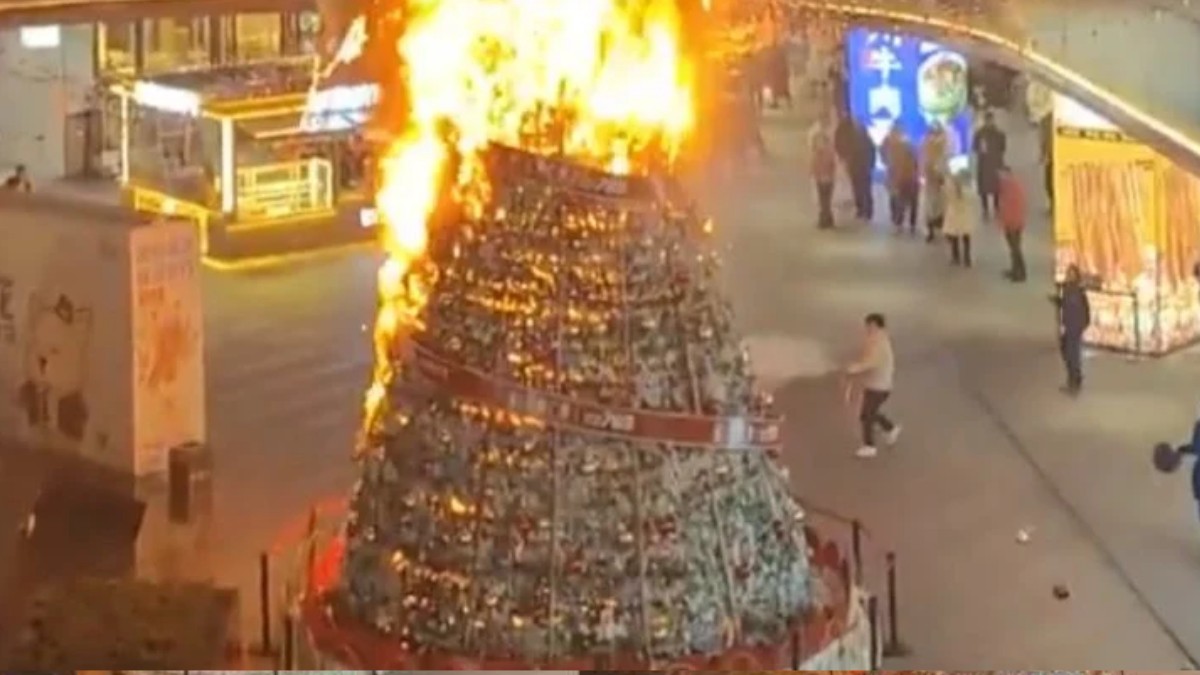 VIDEO Árbol de Navidad gigante se prende en llamas dentro de un centro comercial