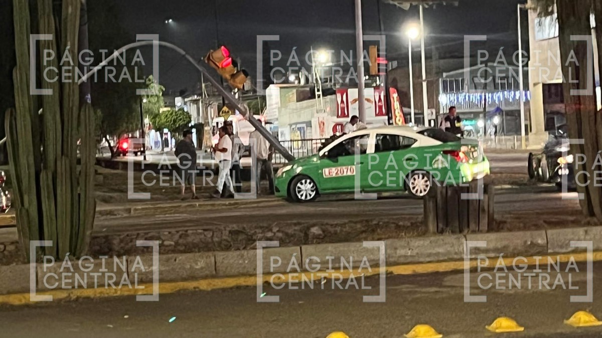 Taxista pierde el control y se estrella contra un semáforo y lo derriba