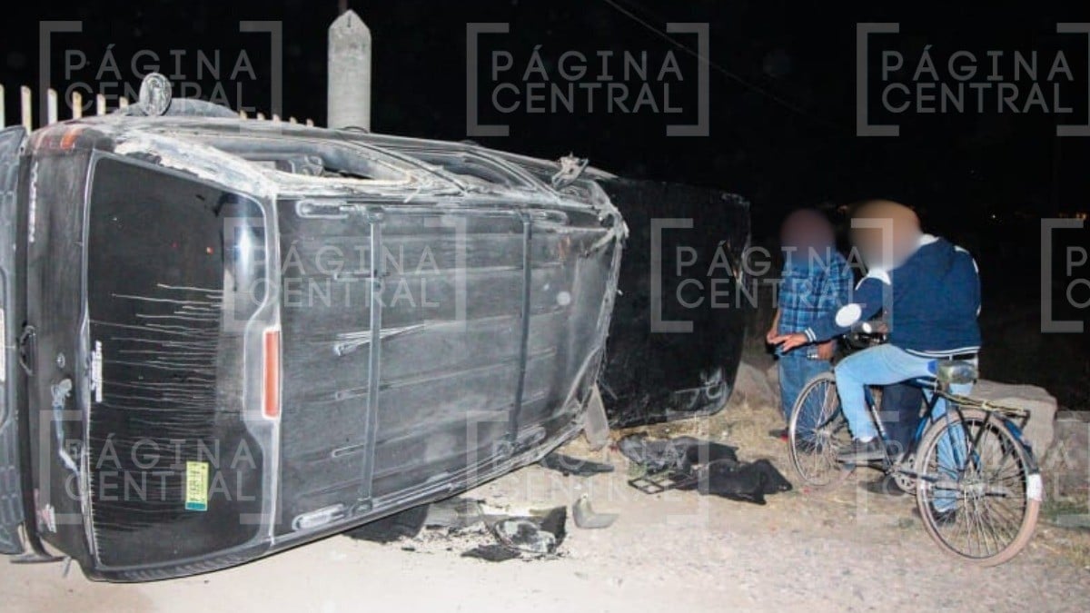 Conductor causa volcadura de su camioneta y queda de lado; él se fue al hospital