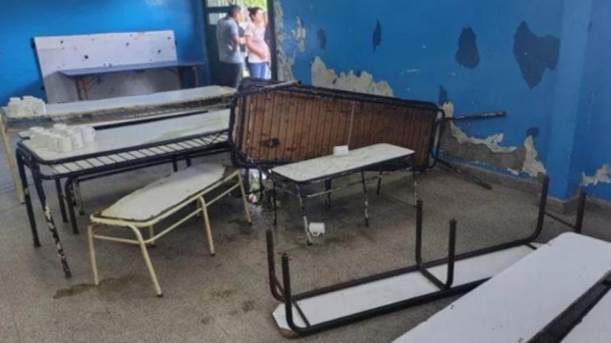 VIDEO Pelea entre estudiantes termina en brutal ataque de agua hirviendo contra docentes