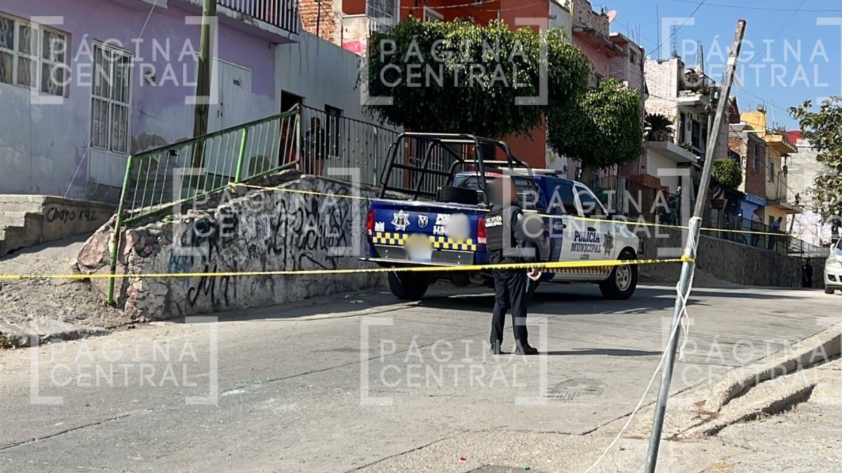 Hombre estaba afuera de su casa en esta calle cuando lo balearon, se reportó delicado