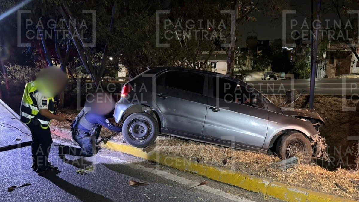 Conductor de taxi ejecutivo iba a exceso de velocidad y chocó con árbol, mujer quedó herida