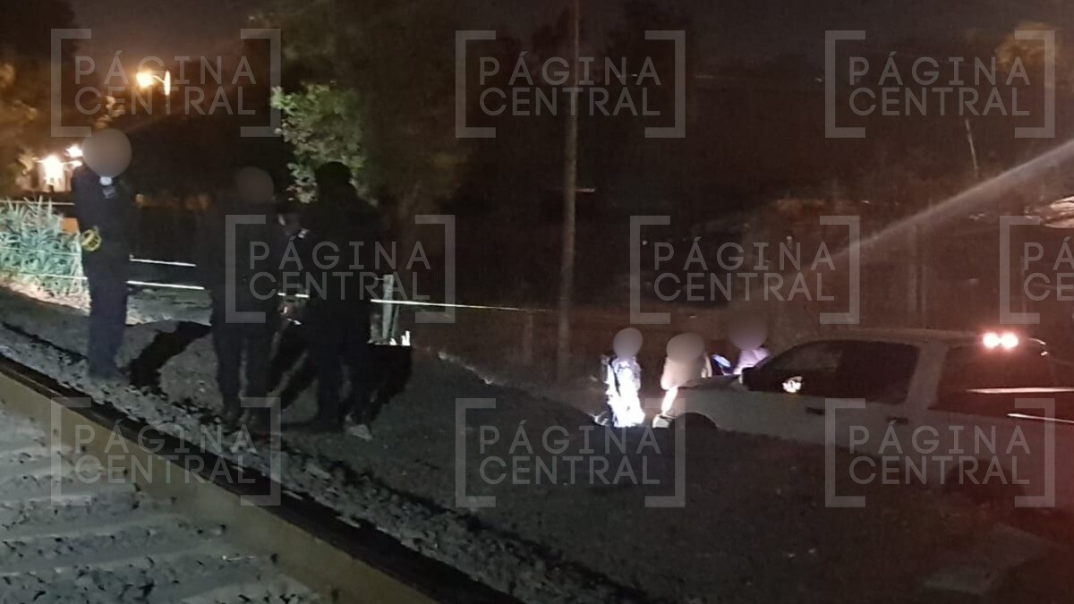 ¡Tragedia! Vecinos encuentran cuerpo de hombre a un lado de las vías, no saben quién es