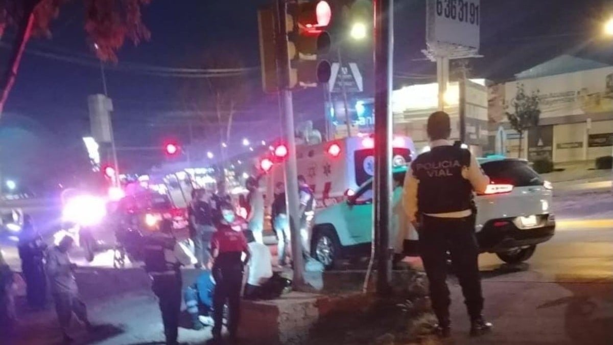 Motociclista no alcanza a frenar y choca con auto; queda tirado en el camellón