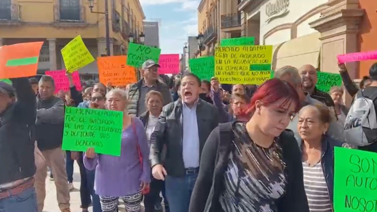 “¡Queremos ser libres!“ Comerciantes protestan en el Miércoles Ciudadano, exigen reubicación