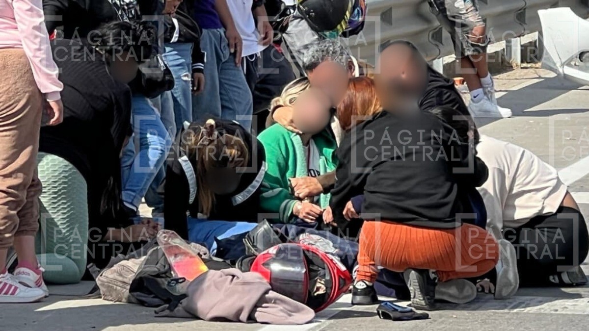 ¡Tragedia! Camioneta rebasa y choca a motociclistas que salieron proyectados, uno murió