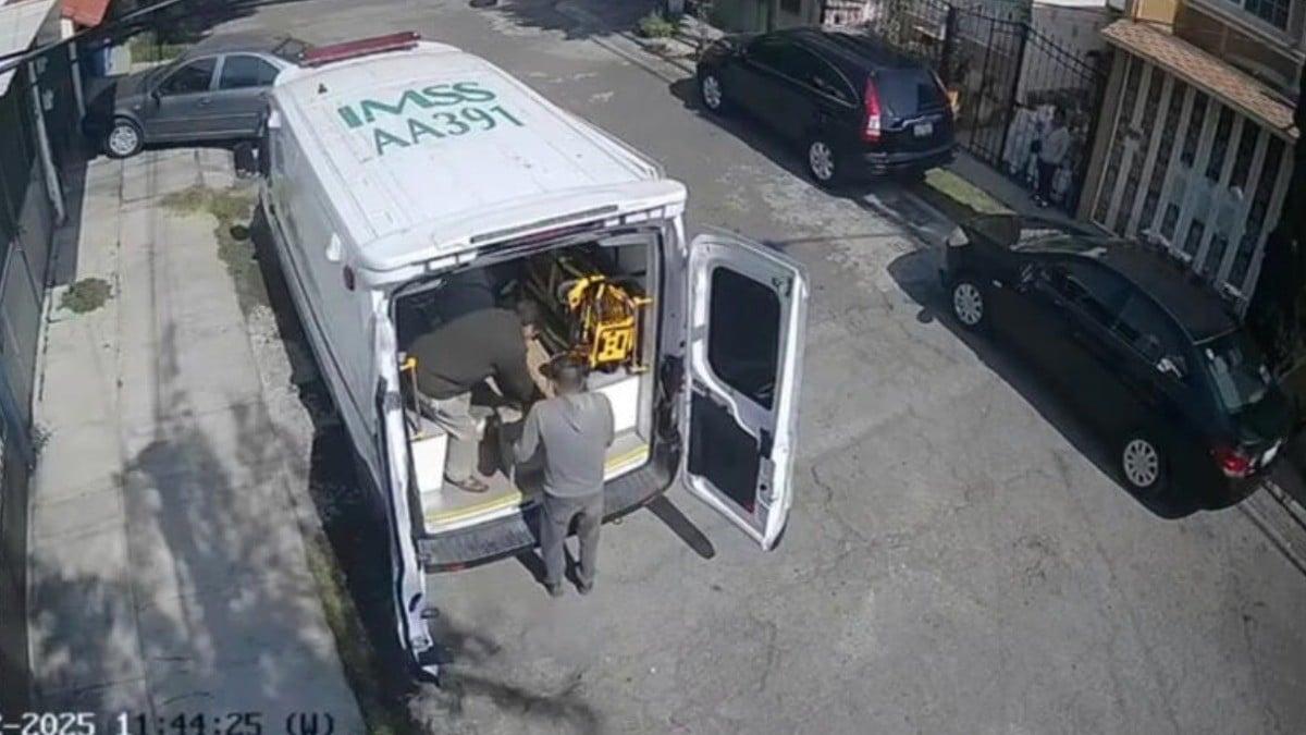 VIDEO Graban ambulancia del IMSS siendo usada como camioneta de mudanza con azulejos