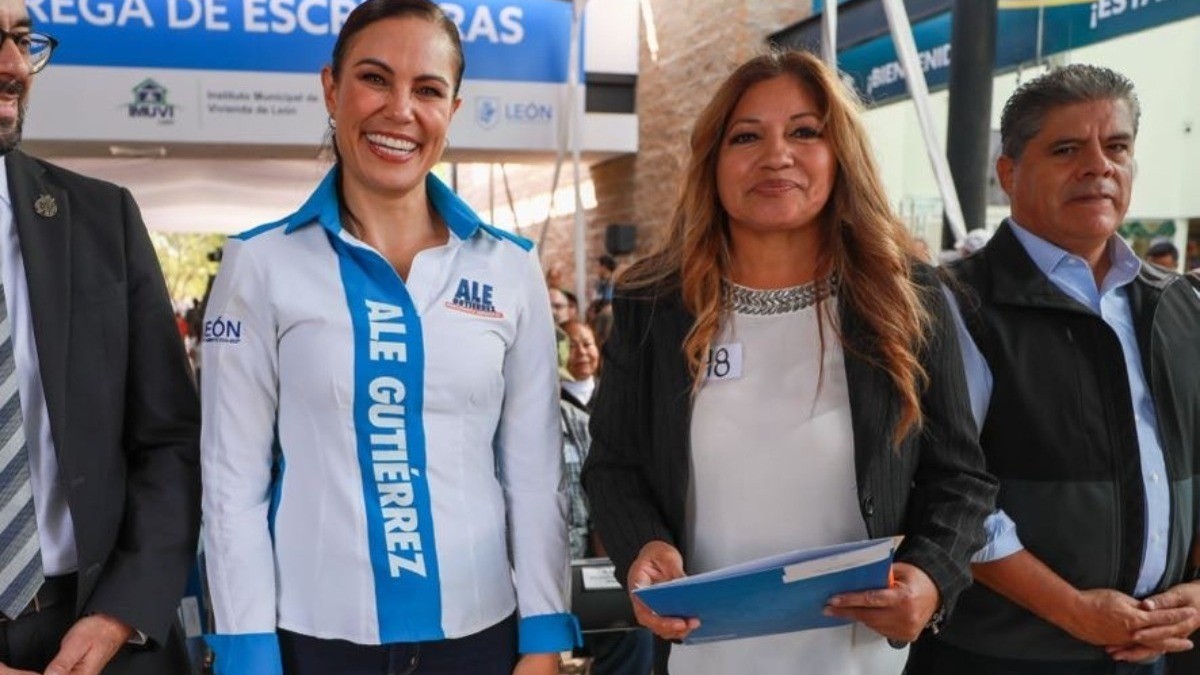 “Recibir las escrituras de mi casa, mi mayor regalo“, comparte Rosa Elena