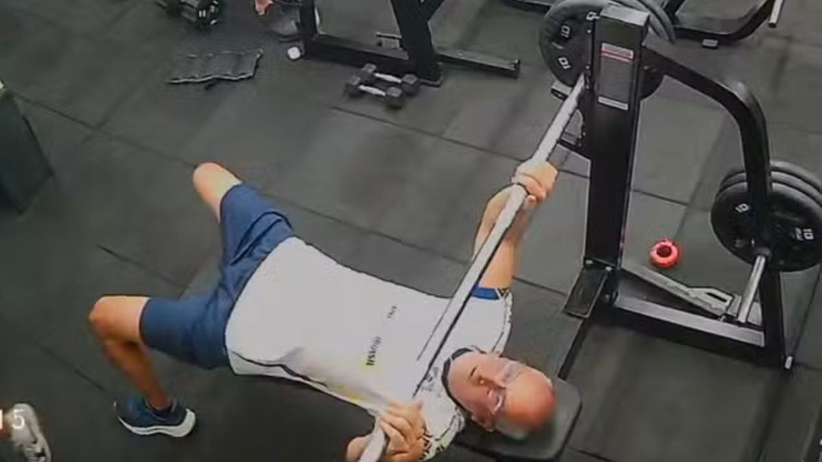 VIDEO Le cayó barra: Muere hombre mientras hacía ejercicio en gym 