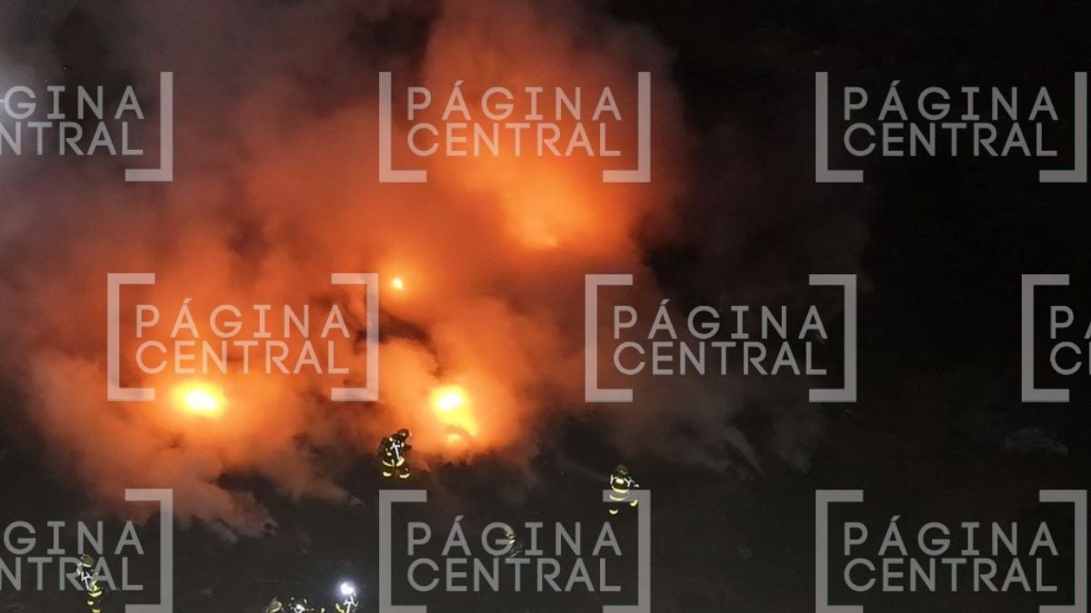 Humo se extiende a colonias: Recicladora en León arde en llamas 