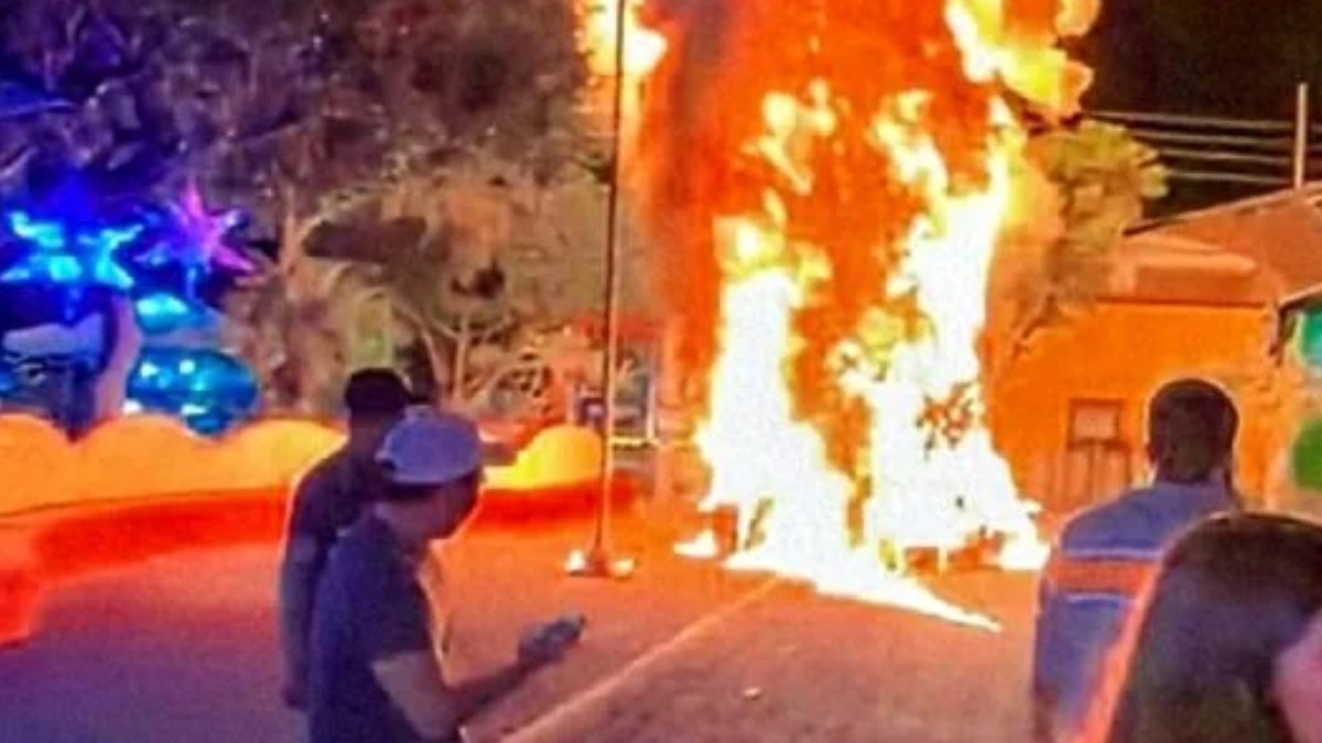 VIDEO Policías atropellan a niño y escapan; pobladora queman árbol de Navidad en protesta