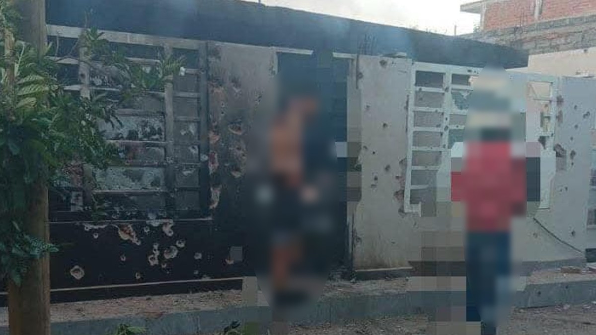 Individuos disparan contra una casa y luego la incendian; una pareja murió dentro