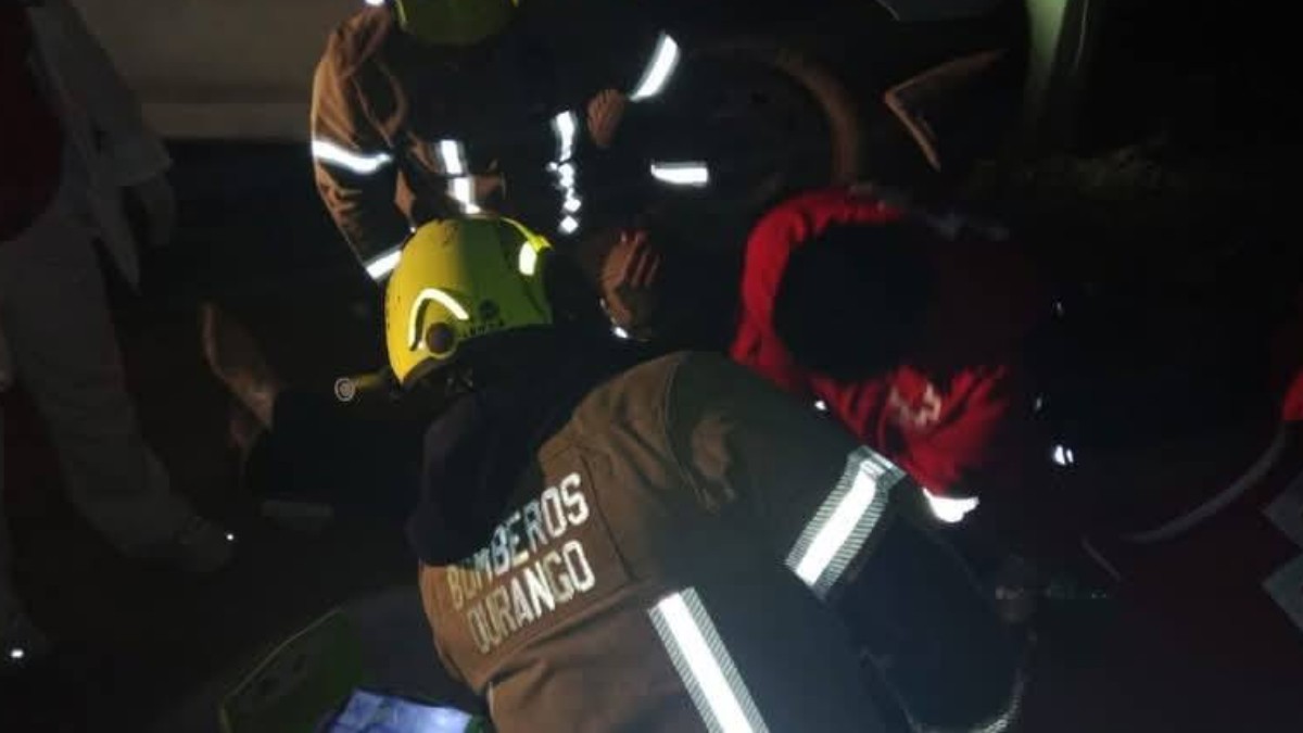 Abuelito choca contra un poste de luz y muere electrocutado al intentar ayudar a su esposa