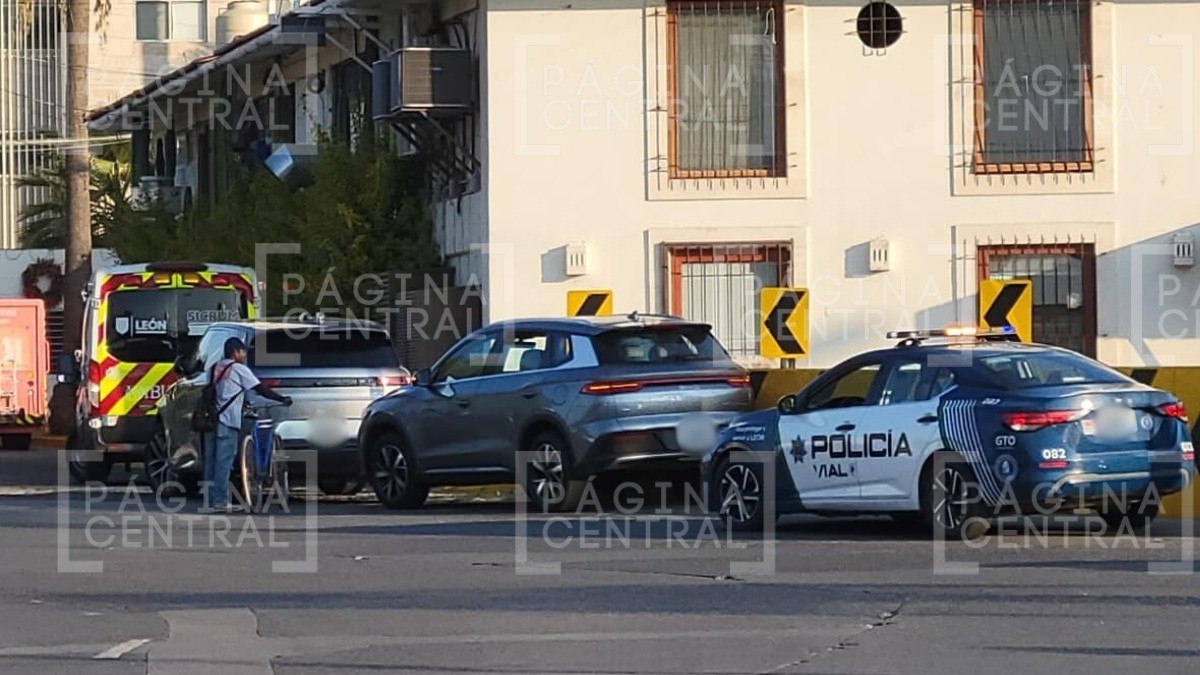 Conductor tomó glorieta sin precaución, chocó a camioneta y esta se fue contra la barda
