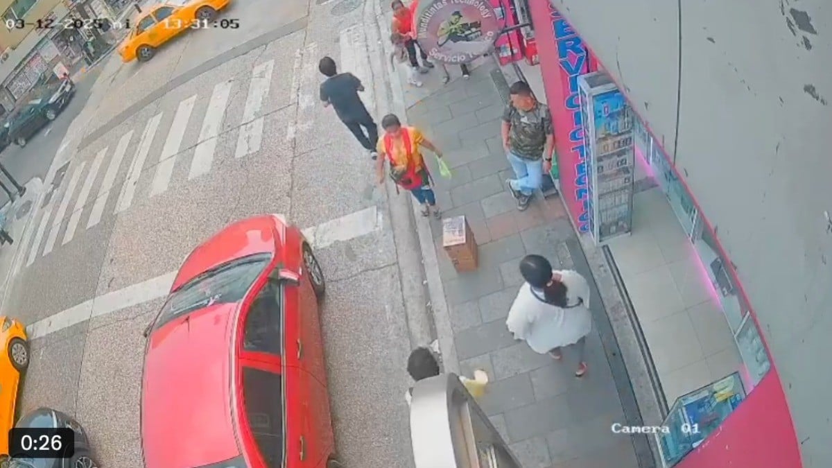 VIDEO Mamá que cargaba a su bebé en plena calle murió por bala perdida durante persecución
