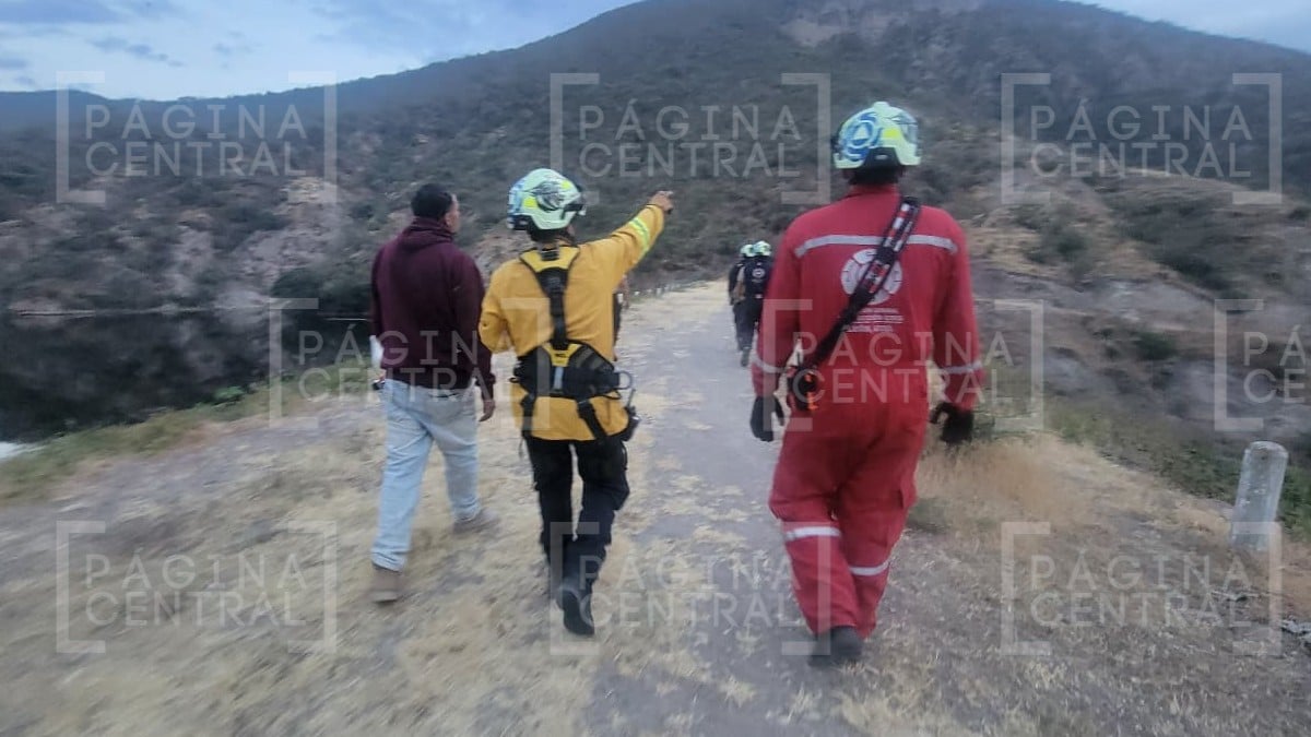 Arturo salió con sus amigos y, cuando regresaba a casa por un cerro, cayó a un barranco